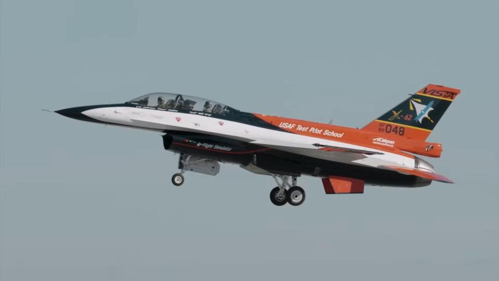 X-62A VISTA en plena prueba de combate aéreo.
