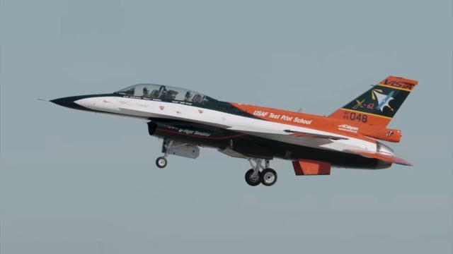 X-62A VISTA en plena prueba de combate aéreo.