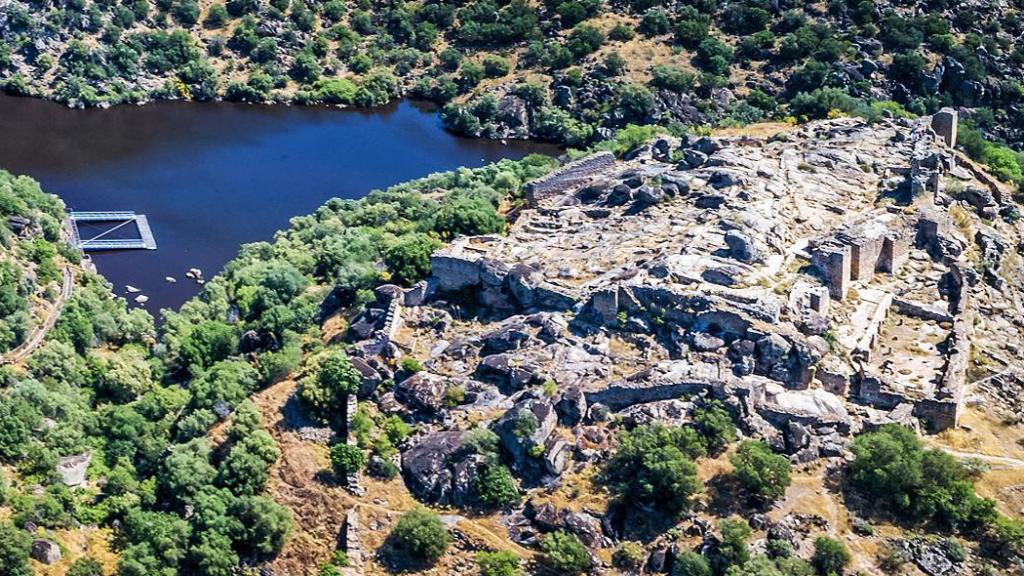 Vista aérea de la alcazaba con el río Huso al fondo.