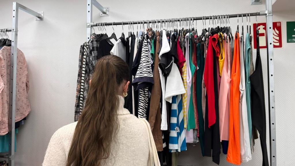 Una clienta comprando en Humana.