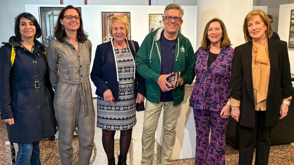 Sara Sánchez, diputada provincial, Sonsoles Núñez, concejala de Cultura, Carmen Ávila, alcaldesa, Antonio Varas y su esposa y la coordinadora del Centro de Desarrollo Sociocultural, María Jesús Rodríguez.
