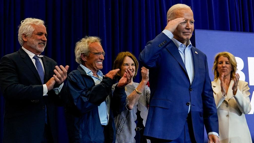 El presidente de EEUU, Joe Biden, rodeado de la familia Kennedy, saluda al público en un acto de campaña en Filadelfia.