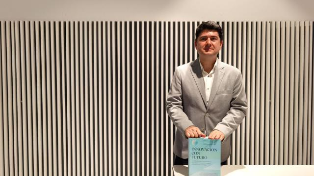 Javier García, tras la conferencia en el Espacio Séneca, con su último libro.