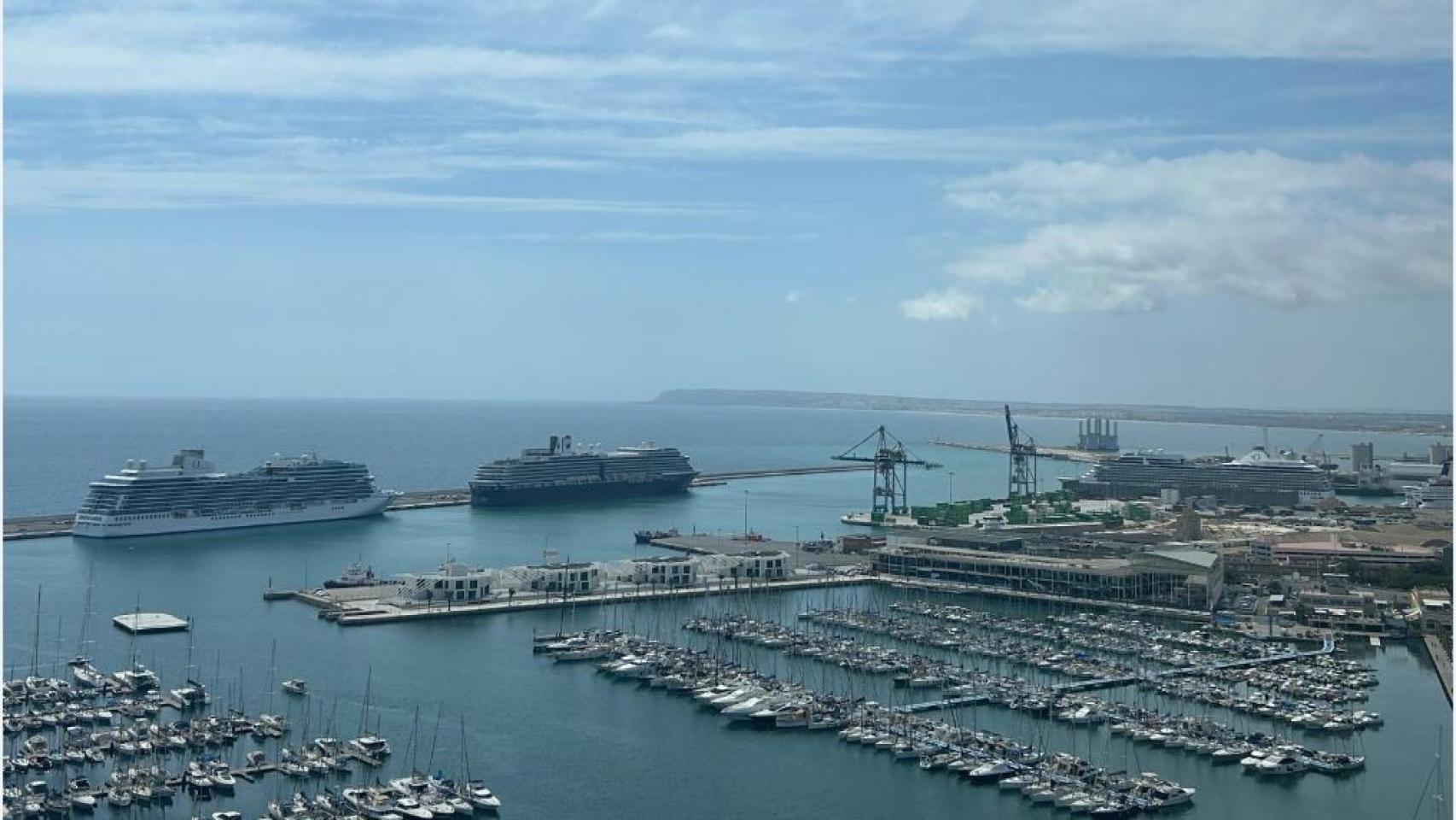 Imagen de archivo de una triple escala en el Puerto de Alicante.