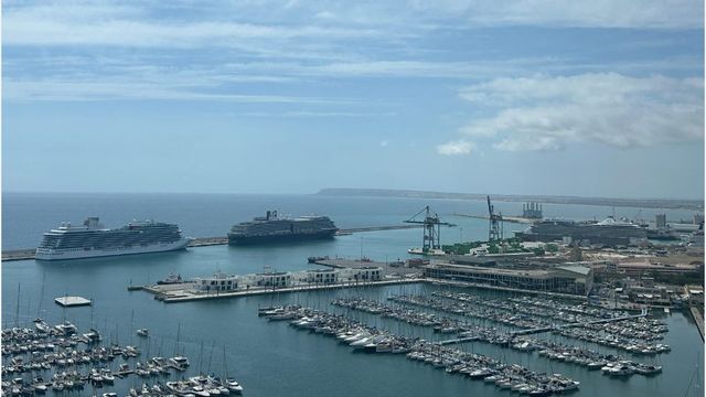 Imagen de archivo de una triple escala en el Puerto de Alicante.