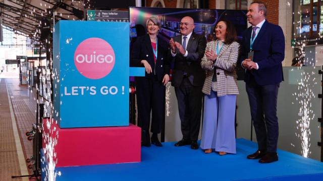 El alcalde de Valladolid, Jesús Julio Carnero, con la directora general de Ouigo, Hélène Valenzuela, la consejera de Movilidad, María González Corral, y el vicepresidente de la Diputación, Víctor Alonso, en la inauguración de línea Valladolid-Segovia-Madrid