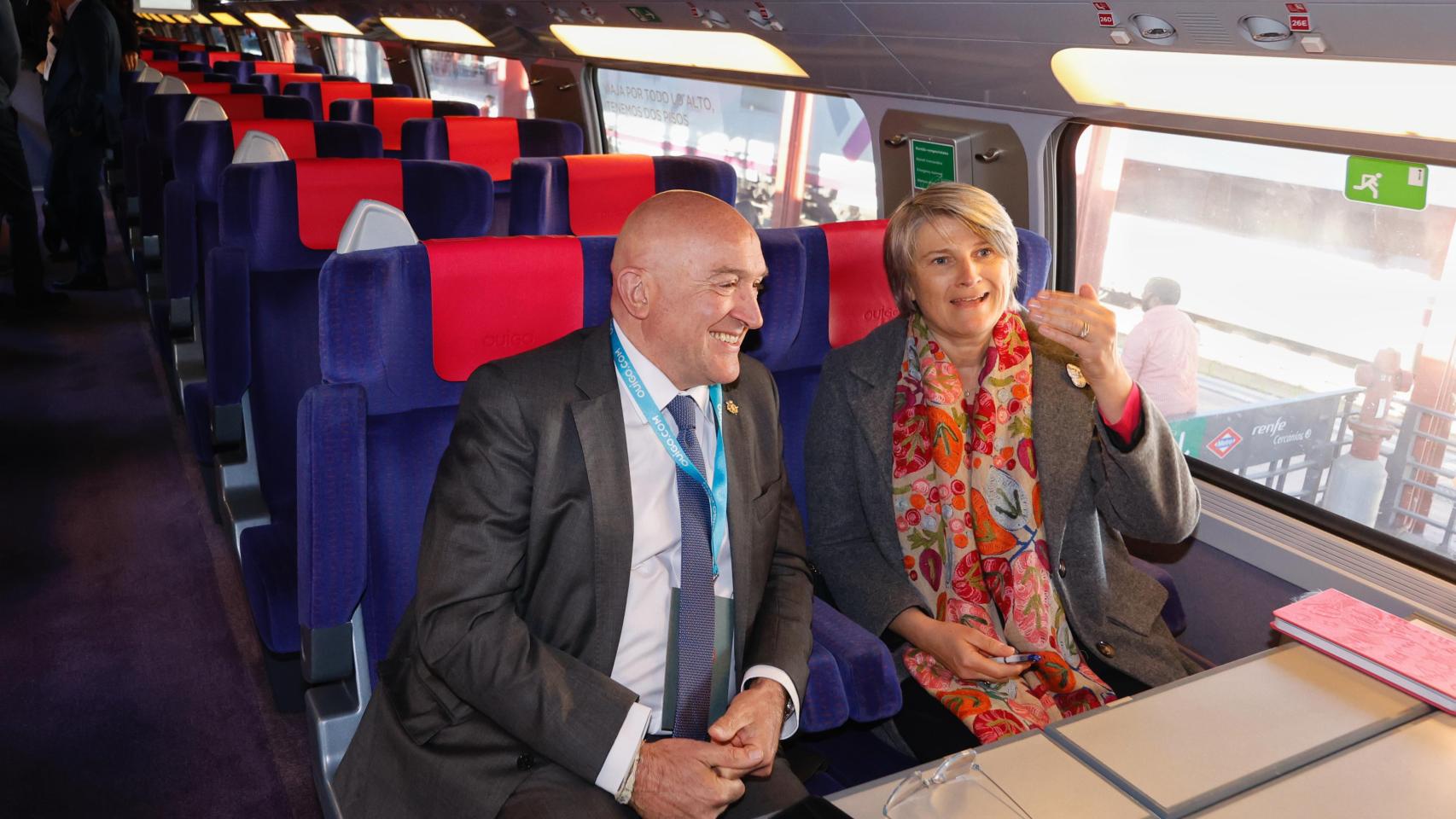 El alcalde de Valladolid, Jesús Julio Carnero, y la directora general de Ouigo, Hélène Valenzuela, en el acto de inauguración de línea Valladolid-Segovia-Madrid