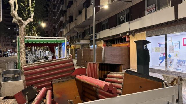 Retirada del rótulo de Multicentro Tres Cruces