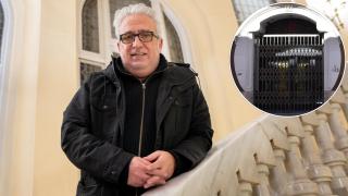 Leo Harlem junto a la imagen del antiguo bar de Valladolid en el que trabajó como camarero