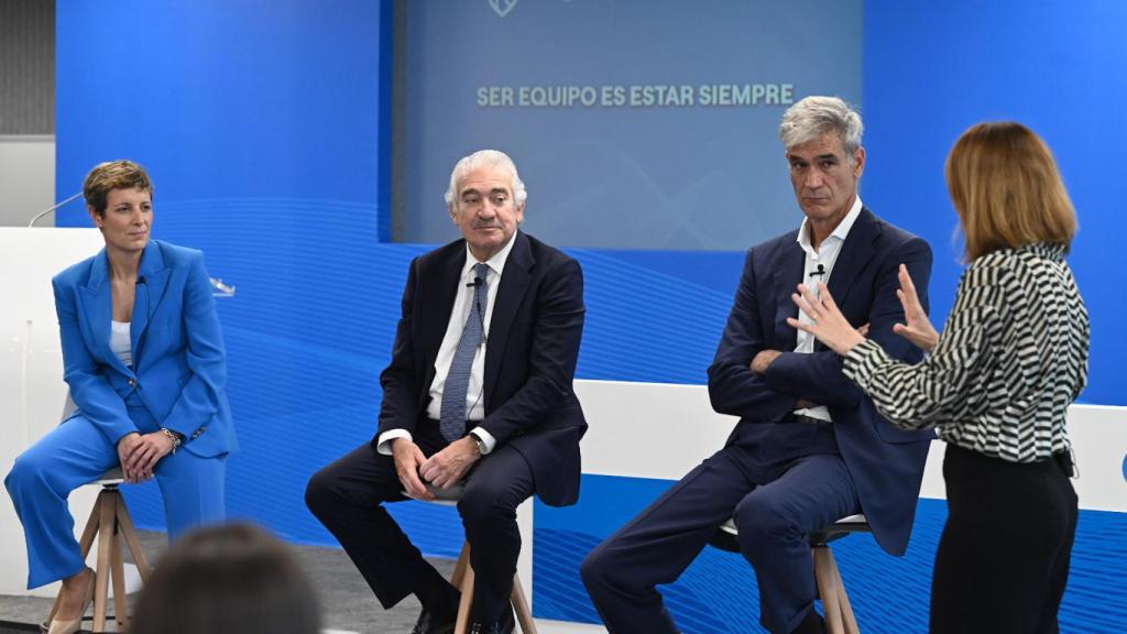 José Bogas, CEO de Endesa, Elisa Aguilar, presidenta de la FEB, y Antonio Martín, presidente de la ACB, en la renovación del acuerdo