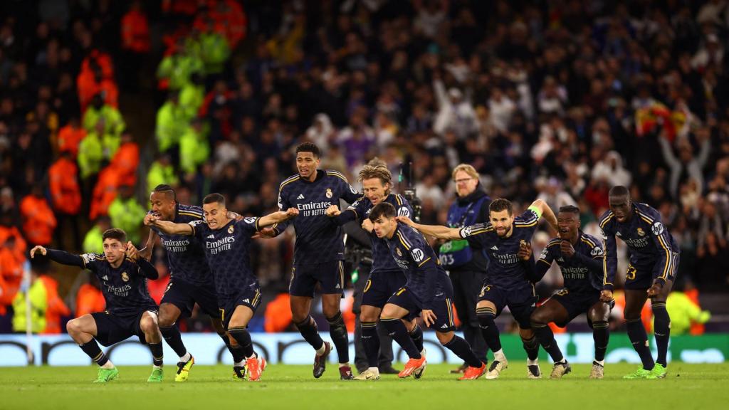 Los jugadores del Madrid celebran la tanda.