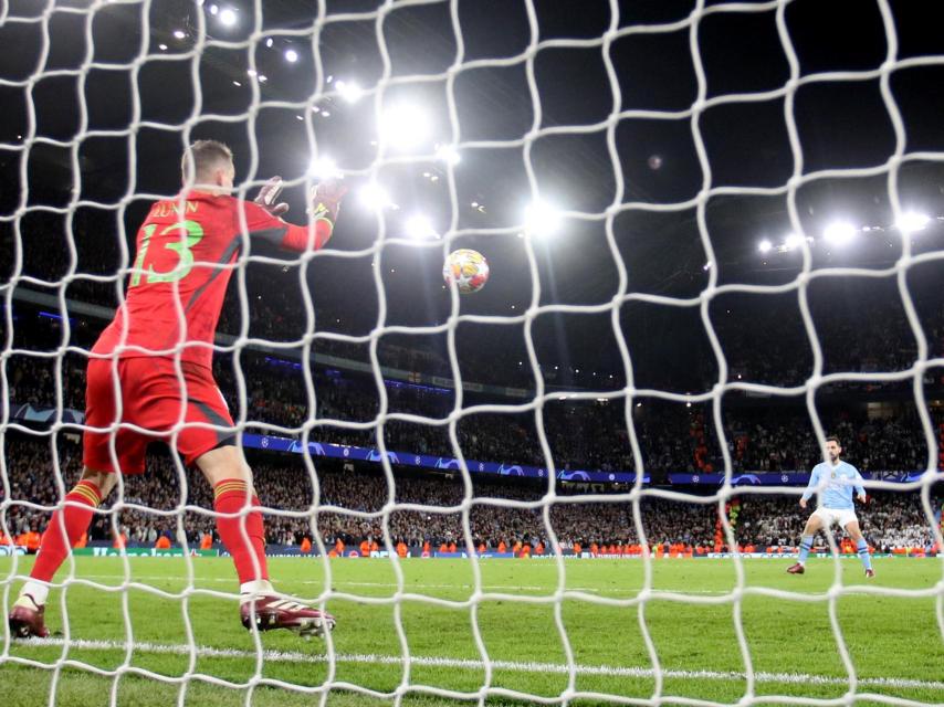 Lunin detienen el lanzamiento de penalti de Bernardo Silva sin tirarse