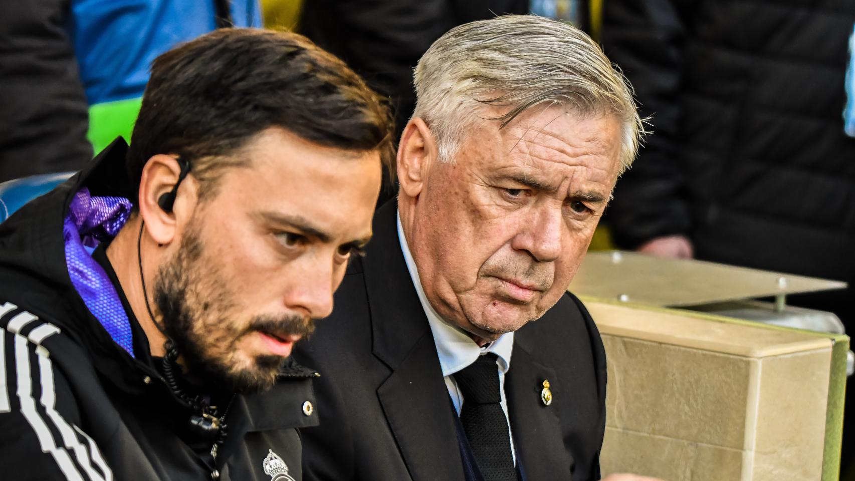 Davide y Carlo Ancelotti, en el banquillo del Real Madrid