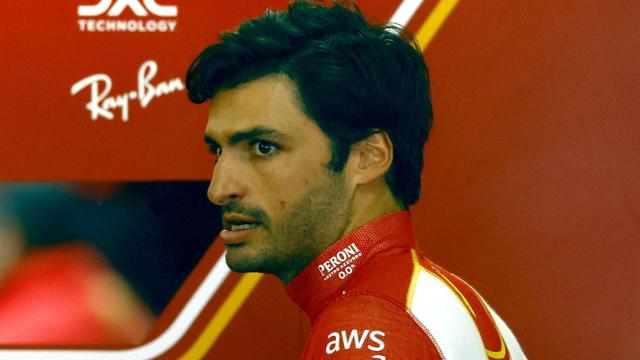 Carlos Sainz, en el box de Ferrari