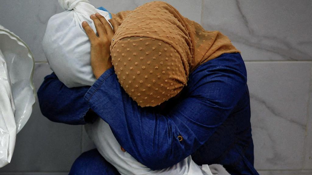Imagen ganadora del World Press Photo del Año: 'Una mujer palestina abraza el cuerpo de su sobrina', de  Mohammed Salem, Palestina, Reuters (detalle)