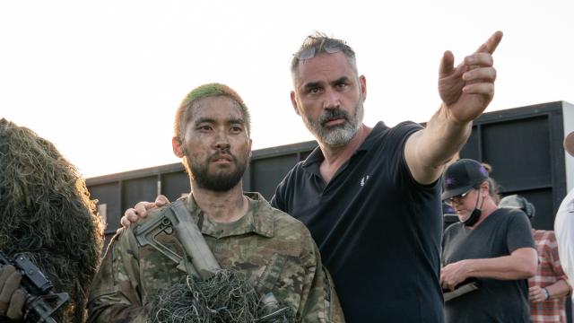 Alex Garland da instrucciones a Jin Ha durante el rodaje de 'Civil War'. Foto: Courtesy of A24