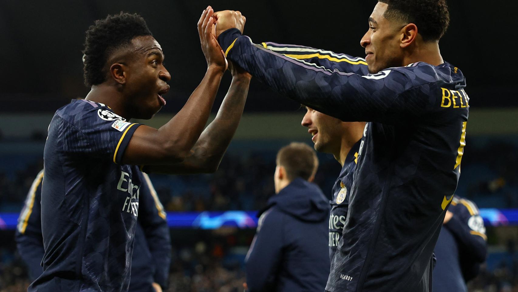 Bellingham y Vinicius celebran el pase del Real Madrid.