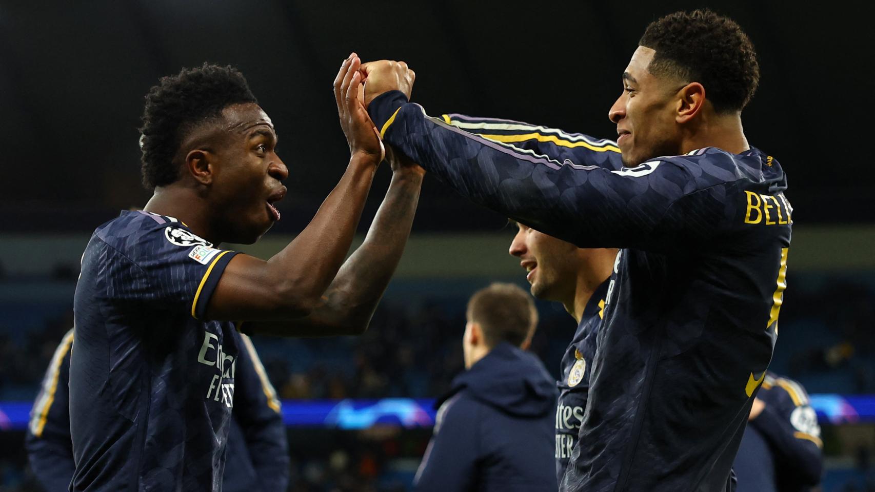 Bellingham y Vinicius celebran el pase del Real Madrid.