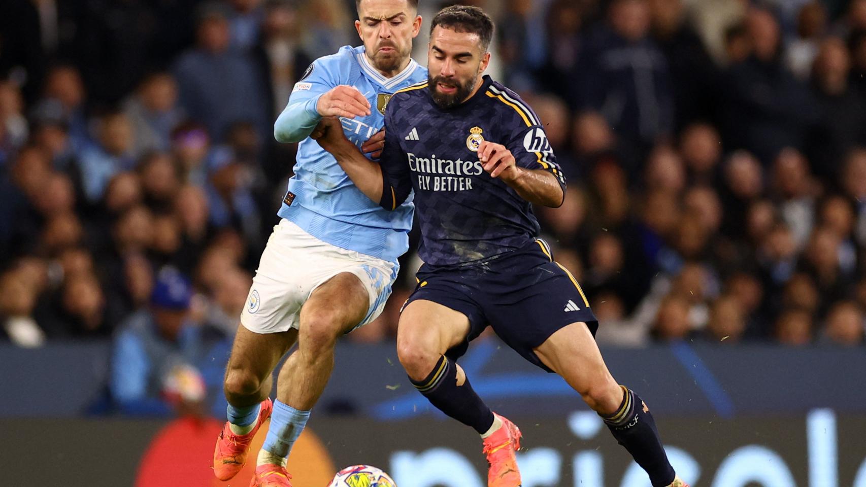 Carvajal, durante un duelo con Grealish.