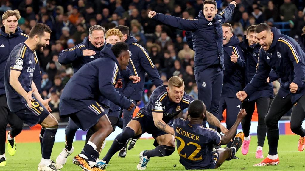 Los jugadores del Real Madrid celebran con Rüdiger tras la tanda de penaltis contra el Manchester City