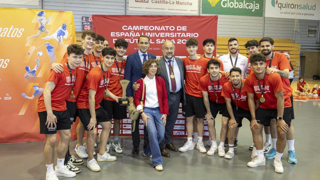 Pedro Palacios y José Julián Garde, junto al equipo de fútbol sala de la UCLM.