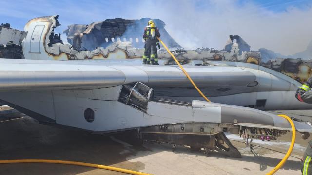 Los bomberos trabajando sobre el avión incendiado. Foto: SCIS Ciudad Real.