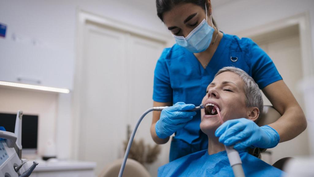 Imagen de archivo de una dentista proporcionando tratamiento a un paciente (iStock).