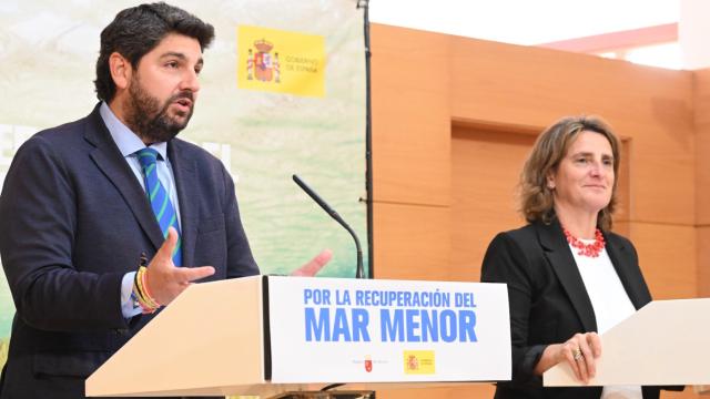 López Miras y Ribera, este jueves, en la rueda de prensa que han ofrecido en el Palacio de San Esteban sobre la recuperación del Mar Menor.
