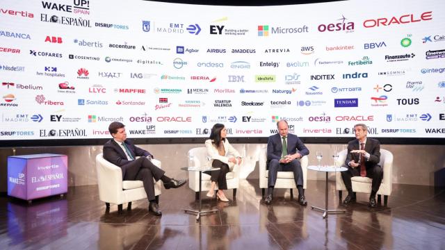 Eduardo Abad, socio responsable del Comité de Innovación y Digitalización de Garrigues, Luis Cabra Dueñas, director general de Transición Energética, Tecnología e Institucional y adjunto al CEO de Repsol, y  Miguel López-Valverde, consejero de Digitalización de la Comunidad de Madrid en una mesa de debate de Wake Up! Spain 2024