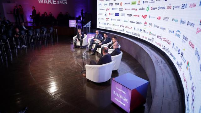 Los representantes de Entelgy, AWS, IBM Consulting, NTT Data y EOI, durante el debate.