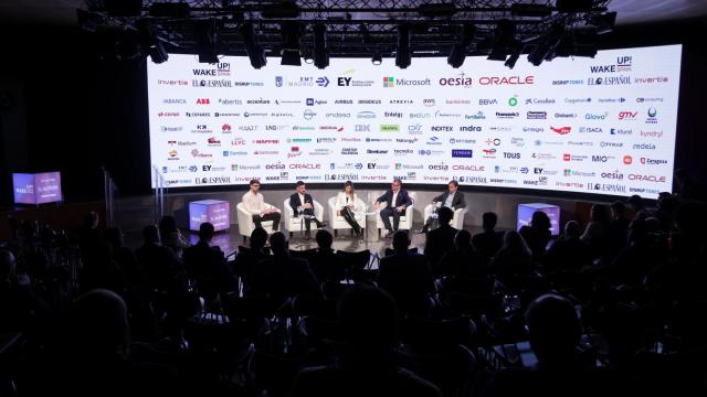 Mateo Ferri, técnico de I+D de Libelium; Alfredo Díez, director de operaciones (COO, por sus siglas en inglés) de Cipherbit-Grupo Oesía; Beatriz Aznar, redactora de Disruptores; Ramsés Gallego, miembro del Hall of Fame de ISACA; y Paco Romero, vicepresidente y responsable de tecnología de Oracle.