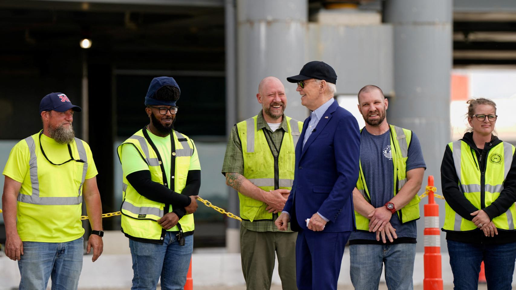 Joe Biden con algunos trabajadores de la Autoridad Aeroportuaria de Allegheny en Pittsburgh.