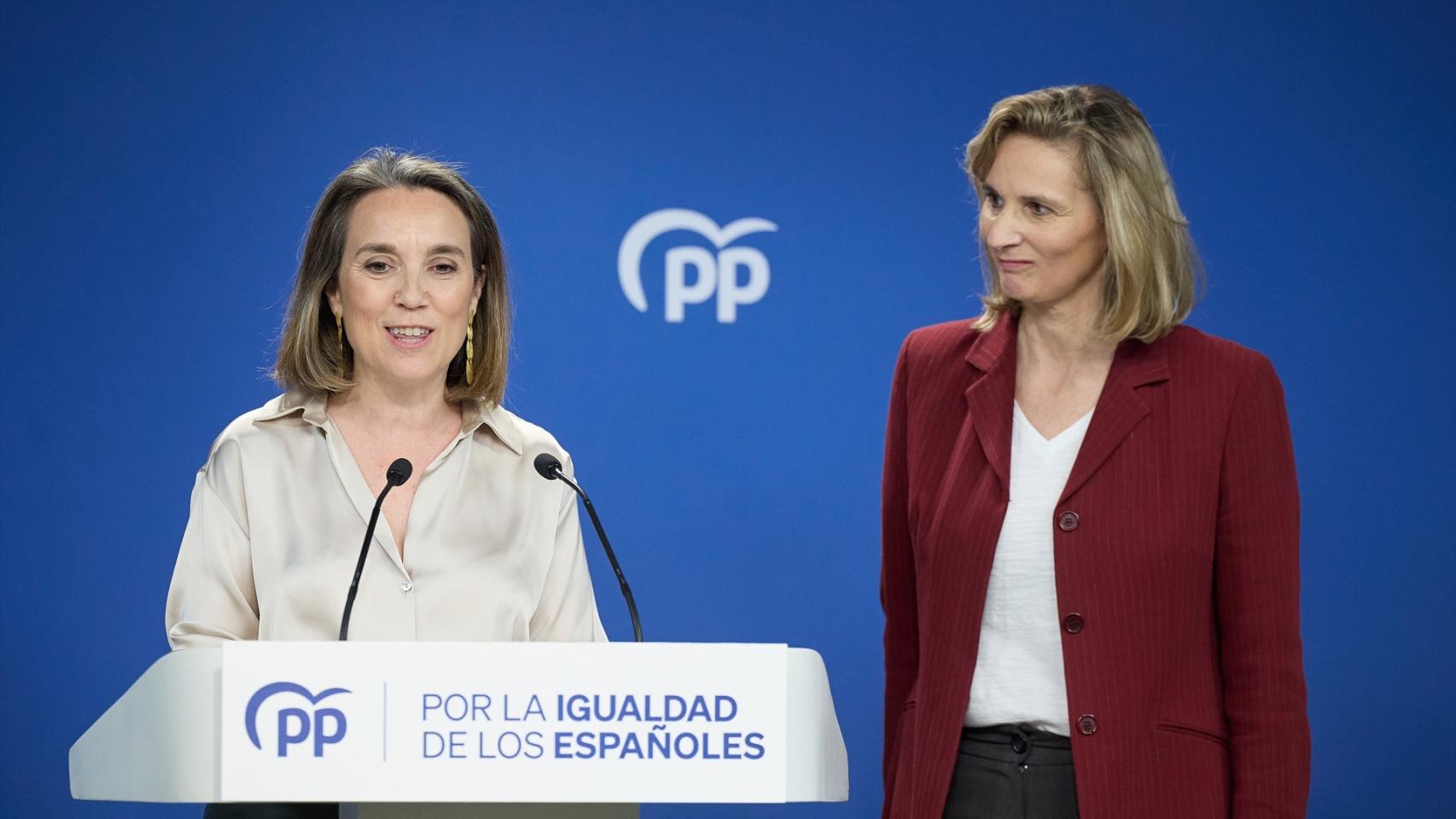 La secretaria general del PP, Cuca Gamarra, y la vicesecretaria de Desarrollo Sostenible del PP, Paloma Martín, durante la presentación de las medidas.