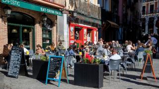 Varias personas sentadas en una terraza en Madrid.