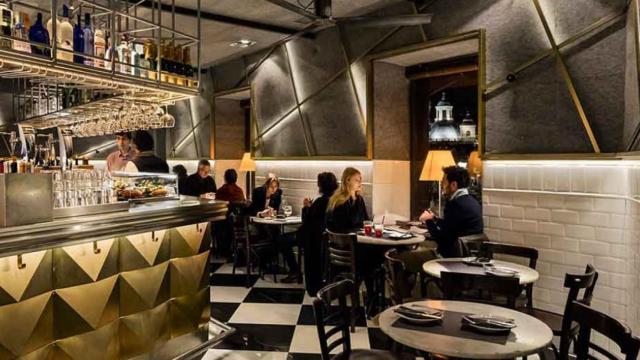 Interior de la taberna Juana La Loca, uno de los restaurantes con la mejor tortilla de Madrid.