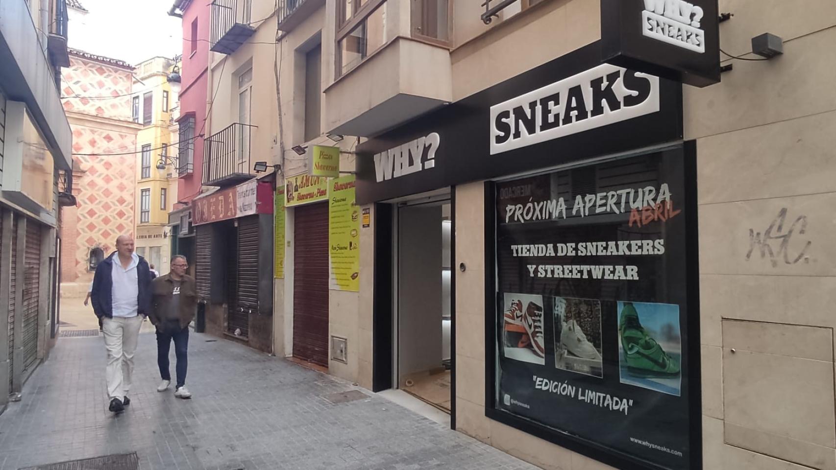Fachada de Why? Sneaks, con la Iglesia de San Juan, al fondo.