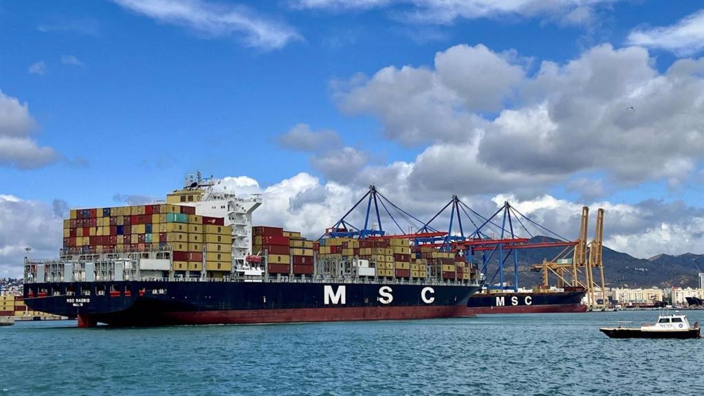 Imagen de un barco con contenedores en el puerto de Málaga.
