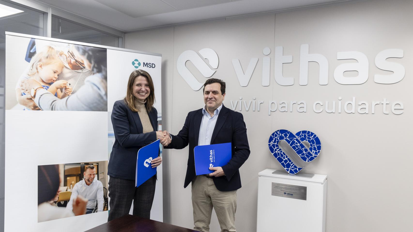 La firma del acuerdo entre Vithas y MSD.
