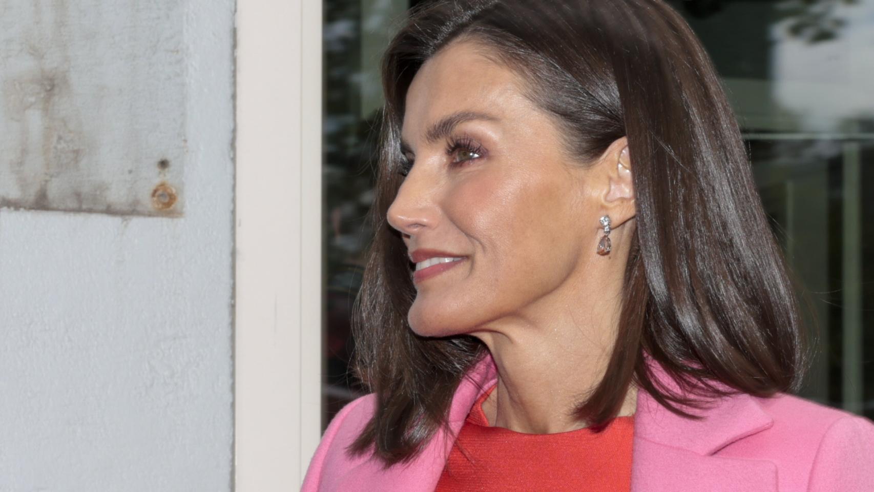 La Reina a su llegada al acto institucional con su colorido estilismo.