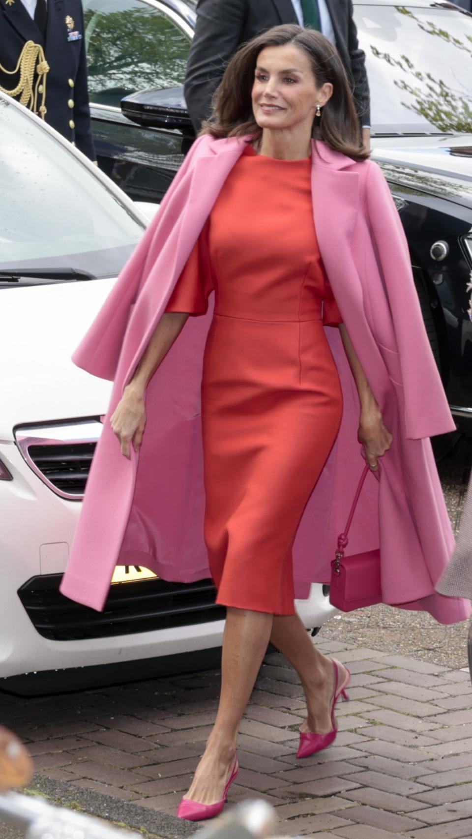 La Reina, llegando al evento sonriente y de nuevo con tacones mini.