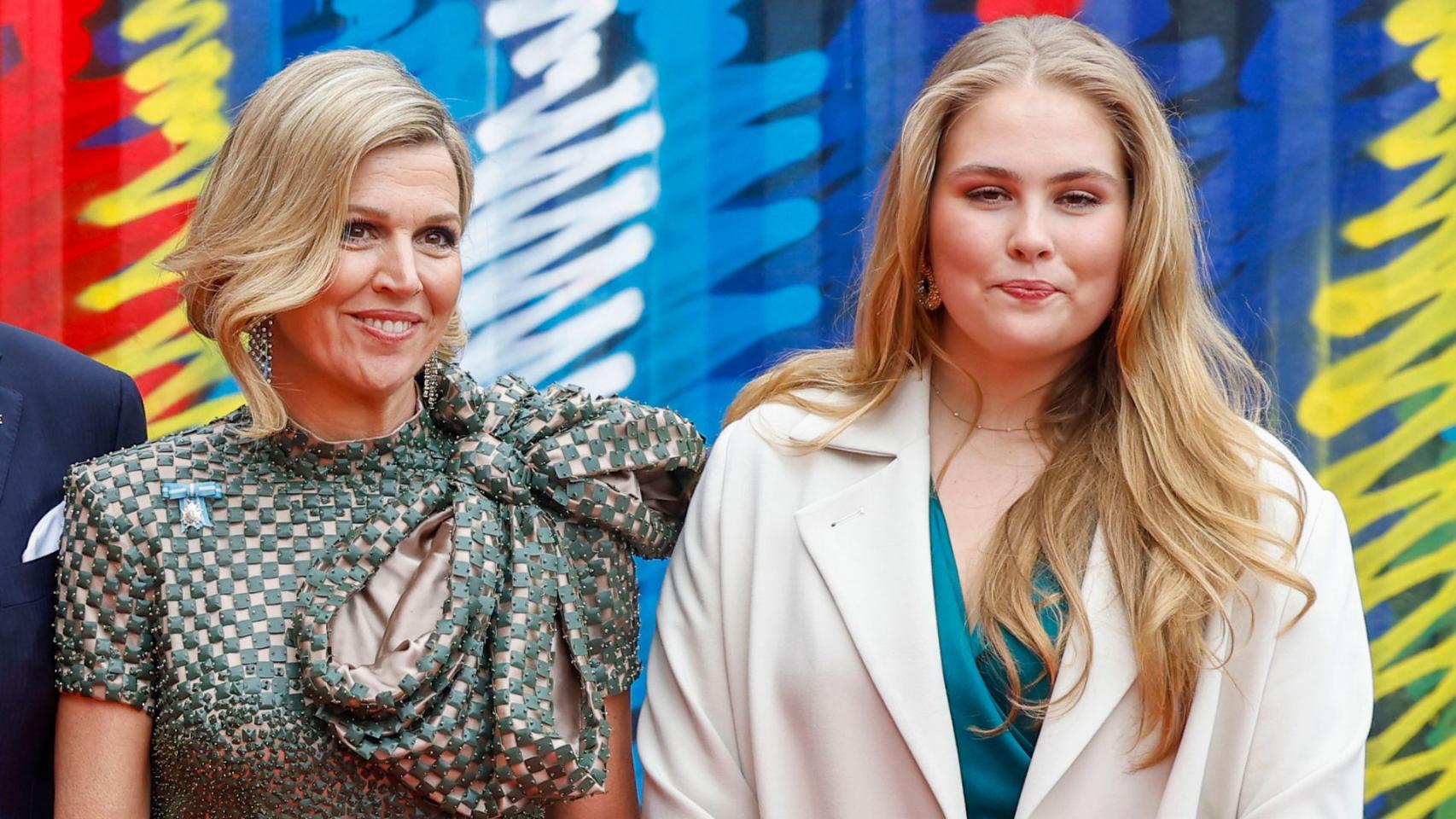 Madre e hija posan para la prensa.