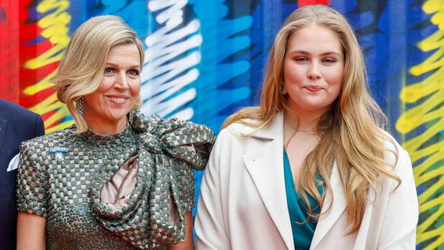 Madre e hija posan para la prensa.