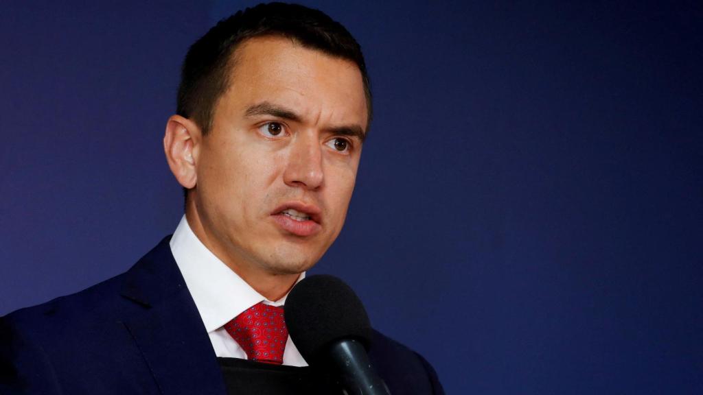 El presidente de Ecuador, Daniel Noboa, mientras emite una declaración.
