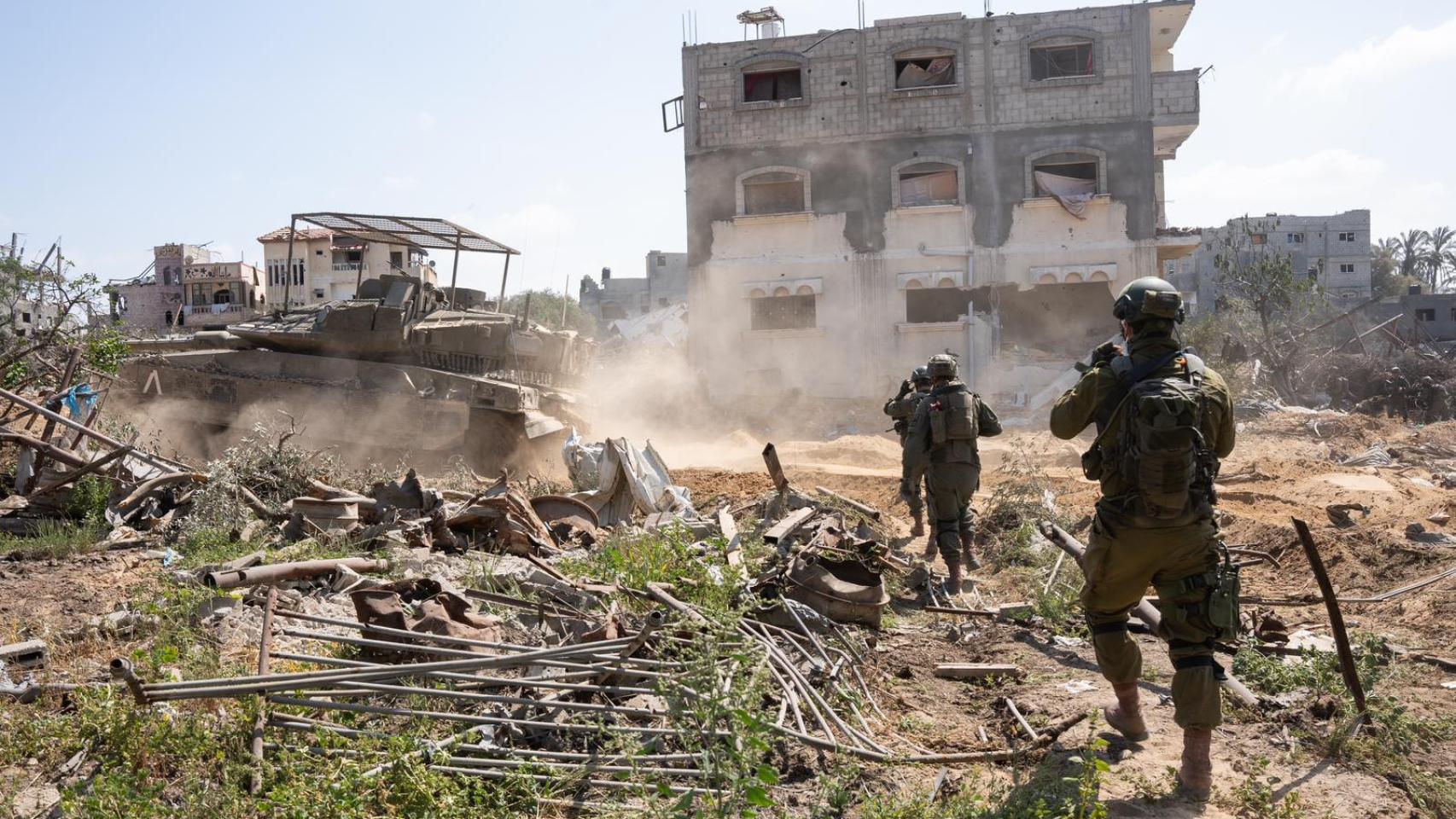 El Ejército israelí continuó ataca el sur de la Franja de Gaza, este jueves.