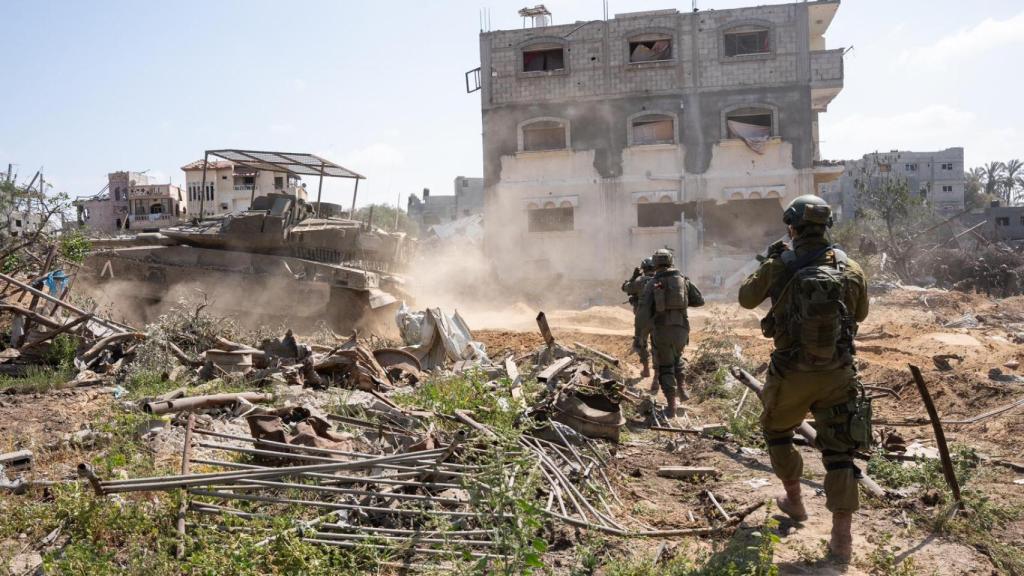 El Ejército israelí continuó ataca el sur de la Franja de Gaza, este jueves.