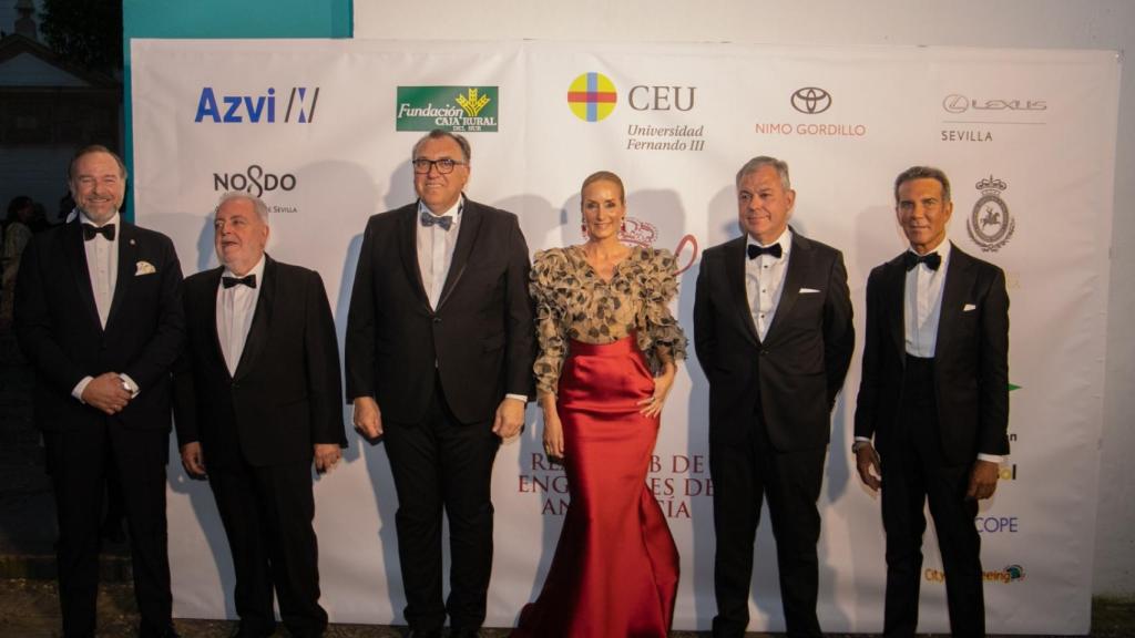 Presidente RCEA con la madrina de honor y los premiados.