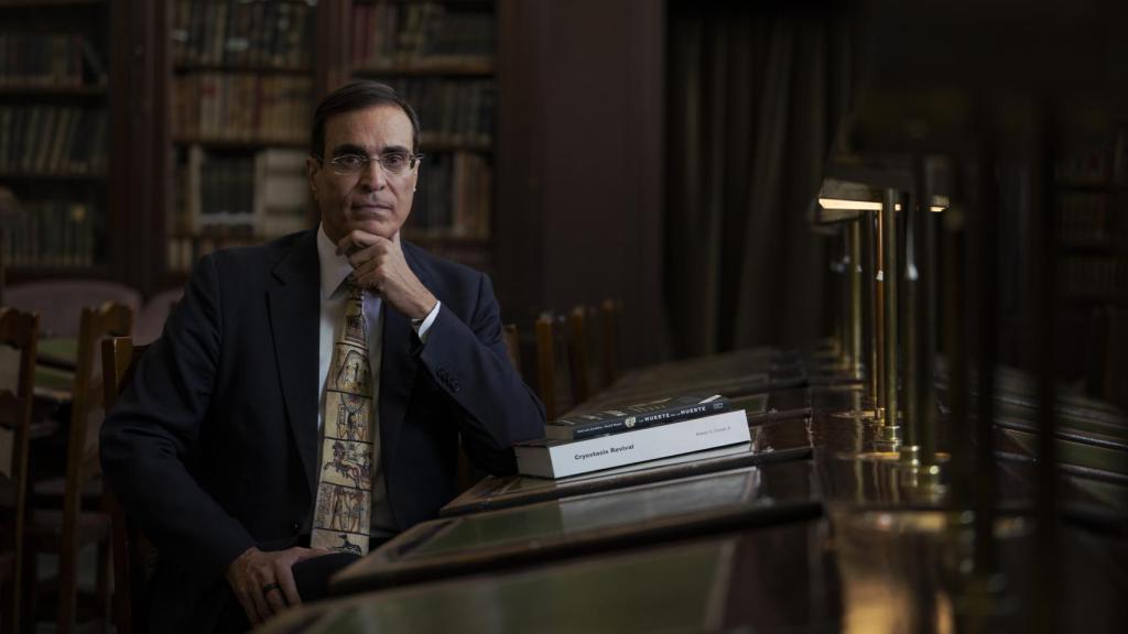 El doctor José Luis Cordeiro durante la entrevista con EL ESPAÑOL | Porfolio en la biblioteca del Ateneo de Madrid.