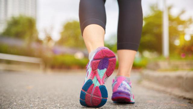 Mujer caminando.