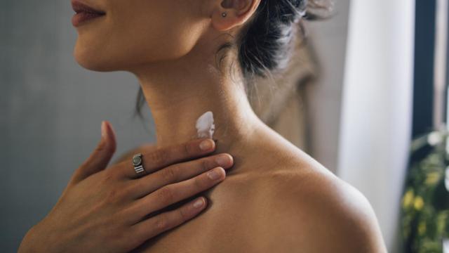 Imagen del cuello de una mujer.