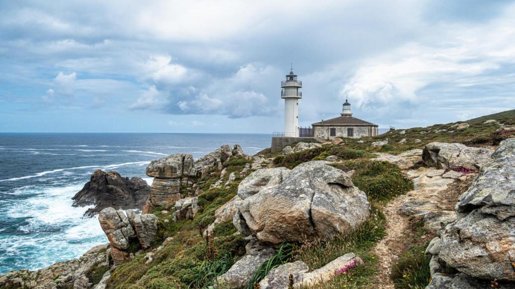 El faro del cabo de Tourinan en Muxía, la Costa da Morte (Galicia).